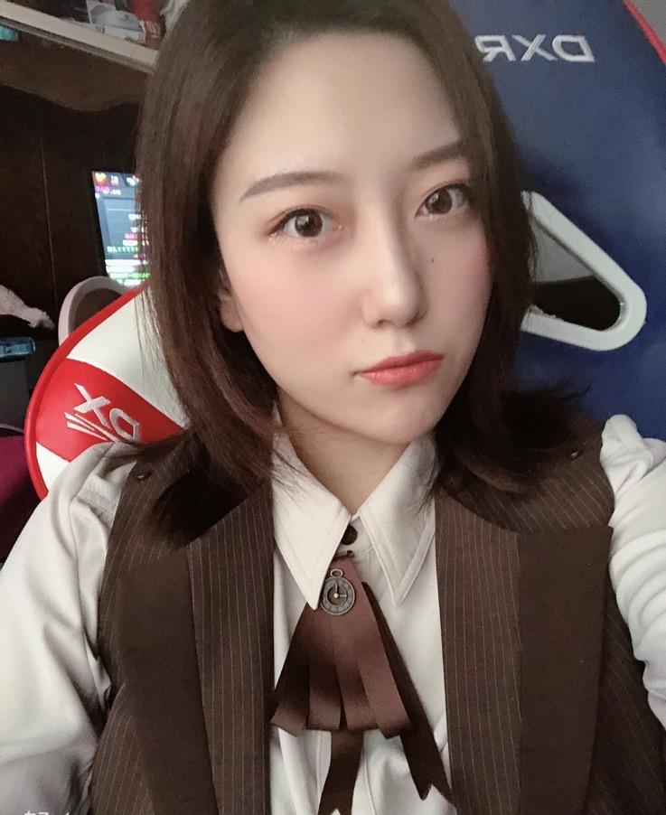 解说璨璨专访:工作多证明自己被需要和认可_游戏访谈_游久网dota2.