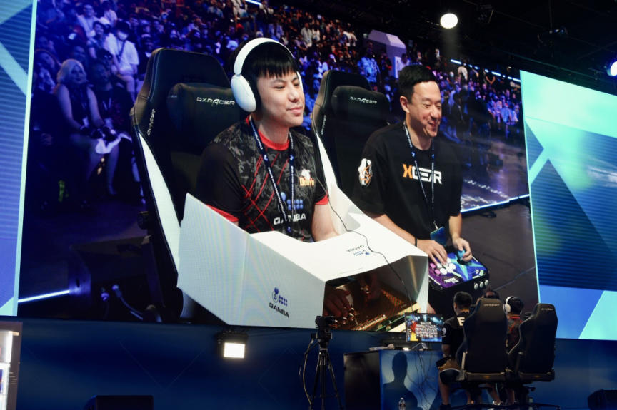 “孩神”再度登頂世界冠軍，卻有人因爲一個動作頂級社死……