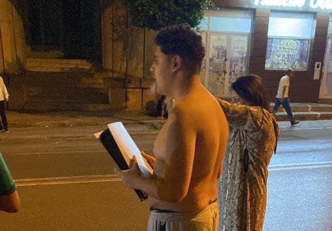 摩洛哥地震，老哥裸身赤腳不忘帶上PS5出逃引熱議