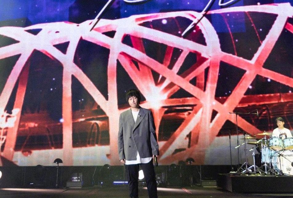 五月天歌迷抵制黃牛 演唱會場外大合唱