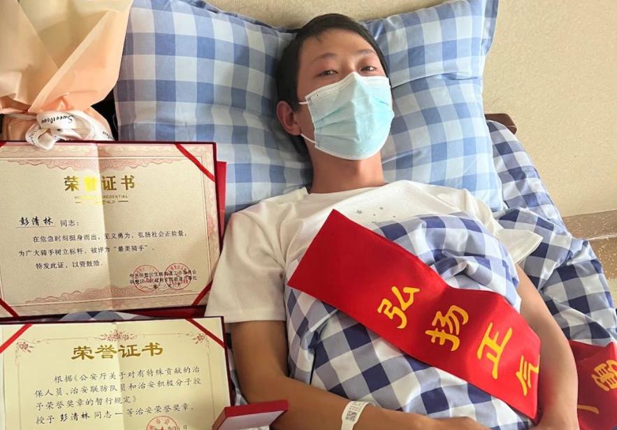 外賣小哥從10多米高大橋跳水救人：見義勇爲獲獎3萬、免費上大學