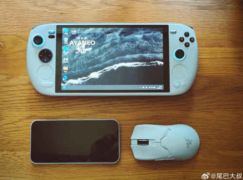AYANEO新款PC掌機「KUN鯤」亮相：8.4英寸大屏幕超爽