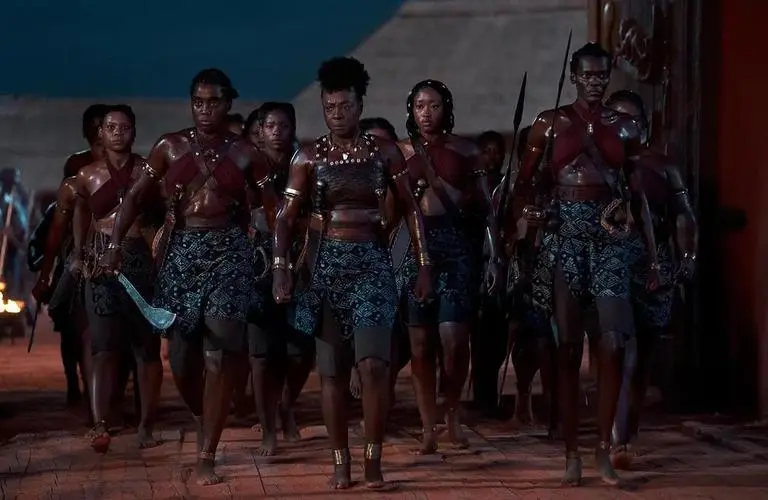 《达荷美女战士》制式海报揭晓，全女子军团登场