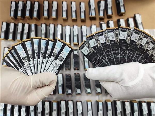 “存儲空間”超大！女子電單車藏1040根SSD入境被查