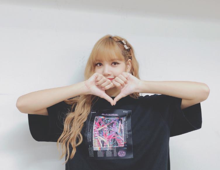 BLACKPINK成员Lisa发布生日贺图 身材妖娆笑容甜美