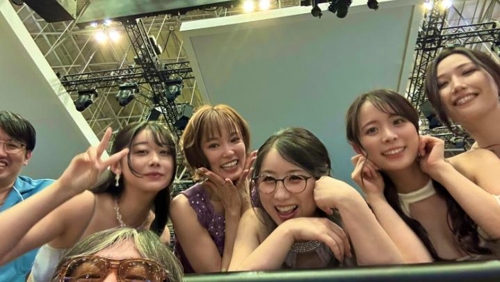 橫山昌義曬他與《如龍》夜店女郎的合照：太高興了