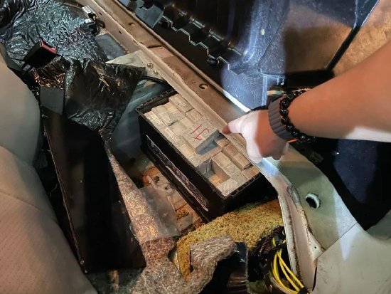 海关抓获藏匿860根内存条走私入境案：藏于客车暗格