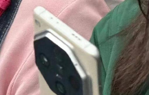 一神秘新机现身地铁：八边形摄像模组，预计为 OPPO Find X7 系列