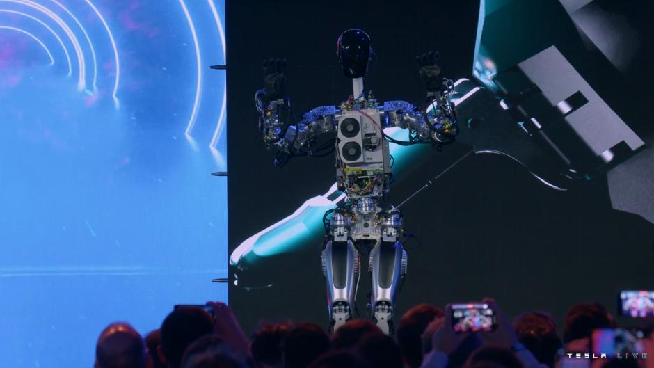 特斯拉2022年AI日活動開啓：人形機器人擎天柱現身