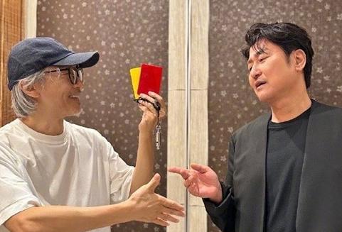 周星馳與韓國演員宋康昊同框 宣佈其加盟新片《少林女足》