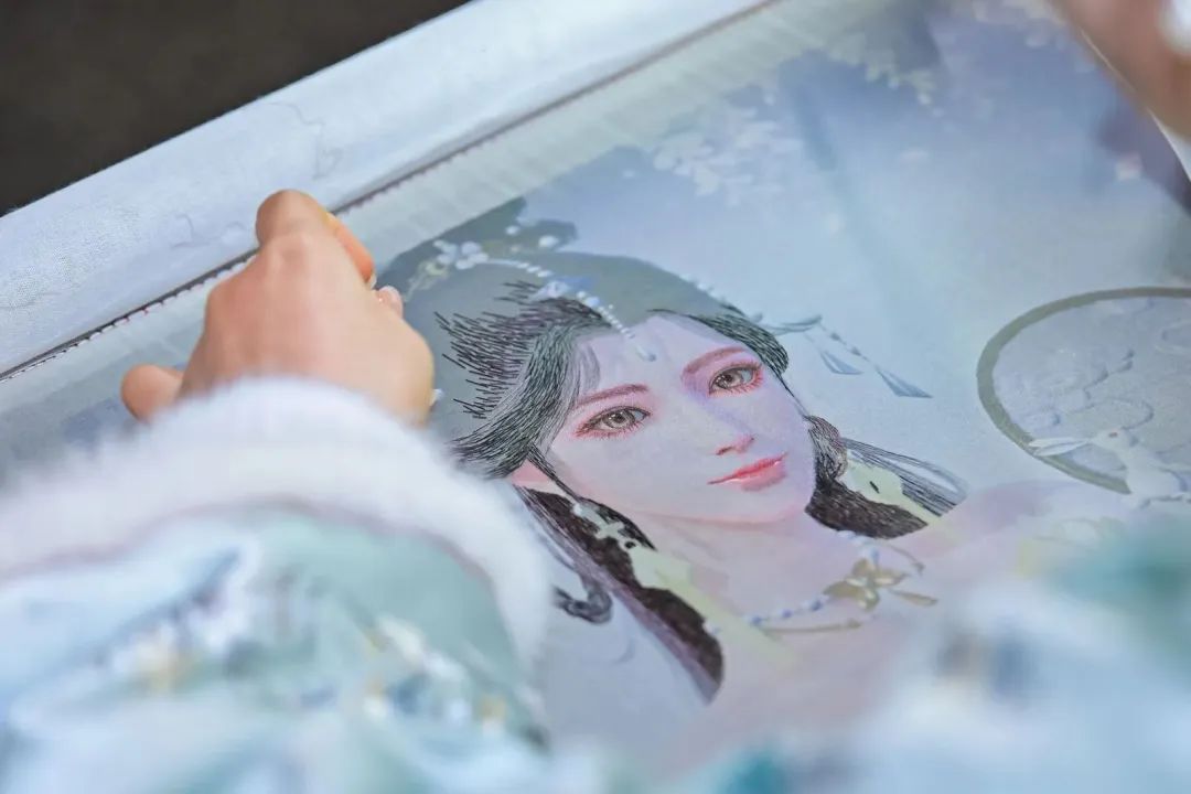 游戏预下载当日，这个苏州地标竟被女玩家承包了