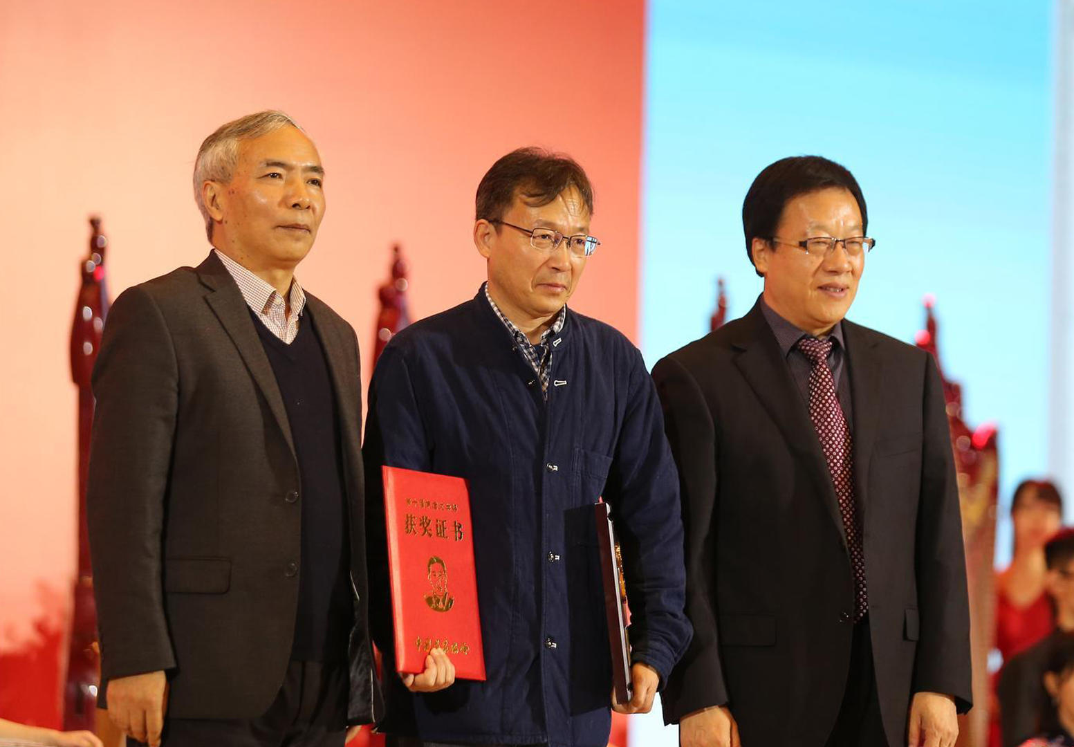 第十届茅盾文学奖颁奖典礼举行李敬泽贾平凹为陈彦颁奖