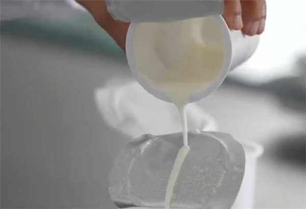 不用舔盖了！国内研发出不沾奶酸奶盖：微纳米材料